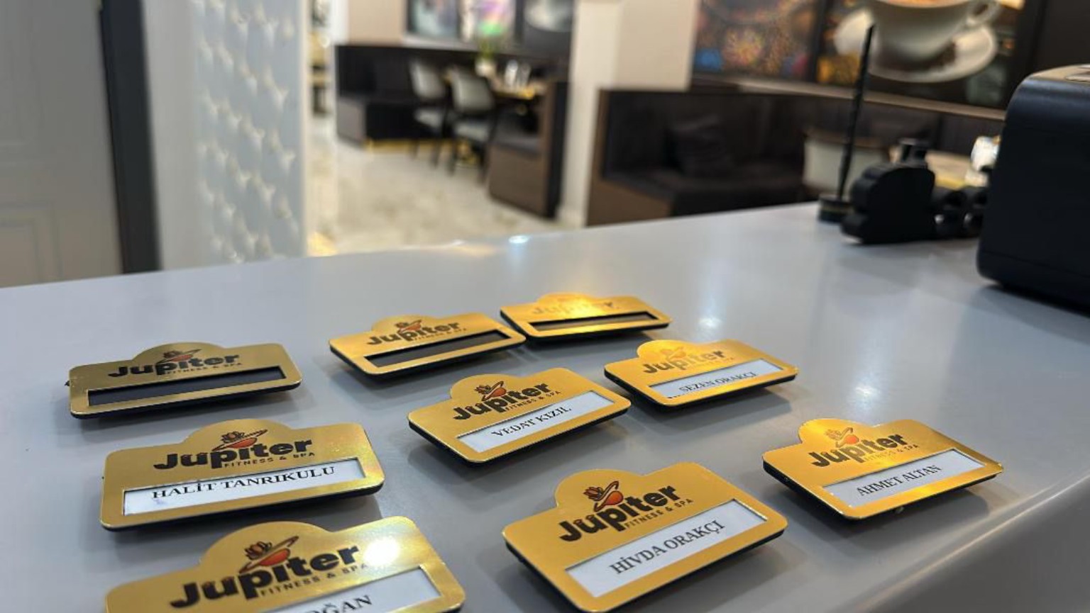 Kubbeli Metal Yaka Kartı – Gold