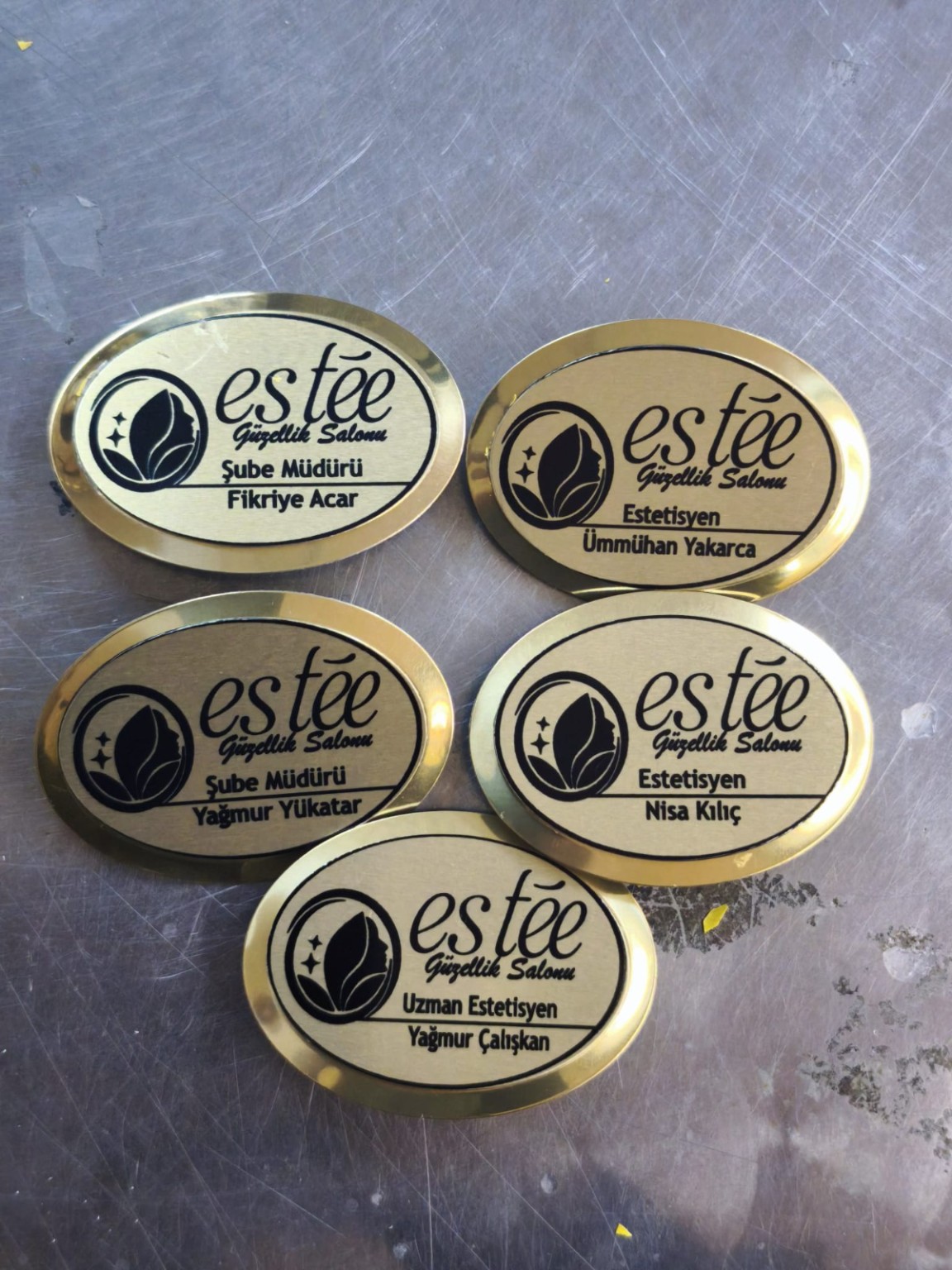 Oval Metal Yaka Kartı – Gold